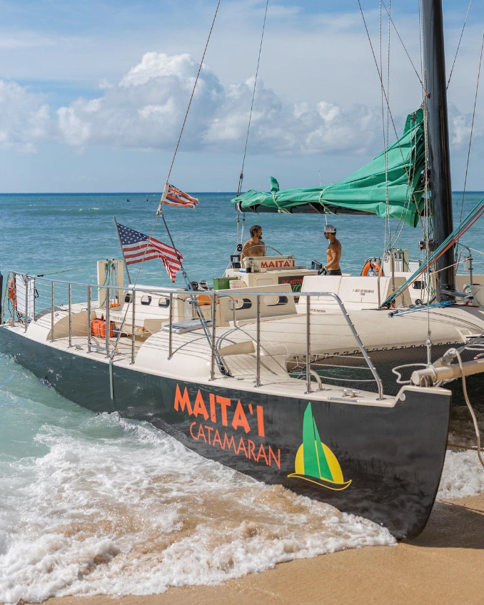The distinctive Maitaʻi hull and deck at Waikiki Beach